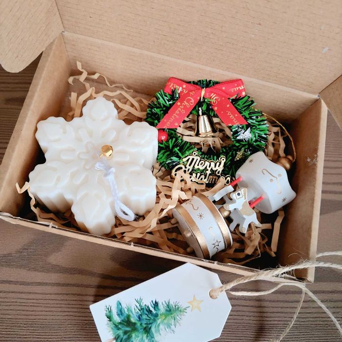 Коледна подаръчна кутия с ръчно изработена свещ и две играчки за елха