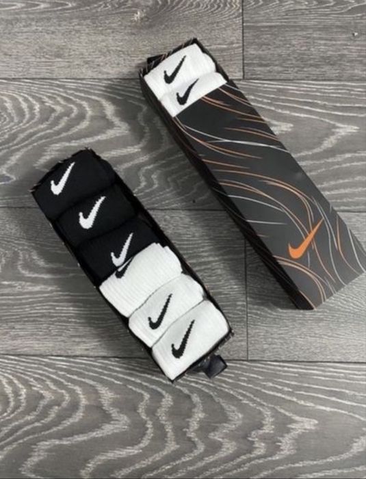Boxeri C.K. și șosete Nike