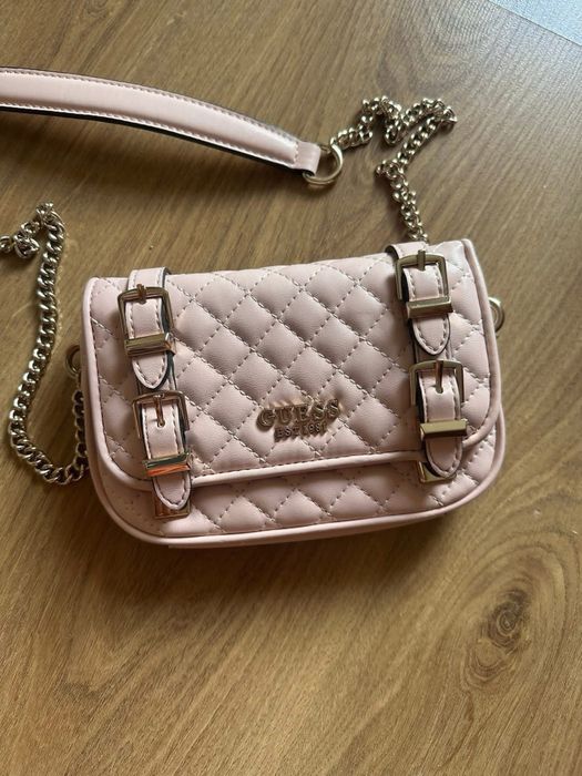 Чанта на Guess.
