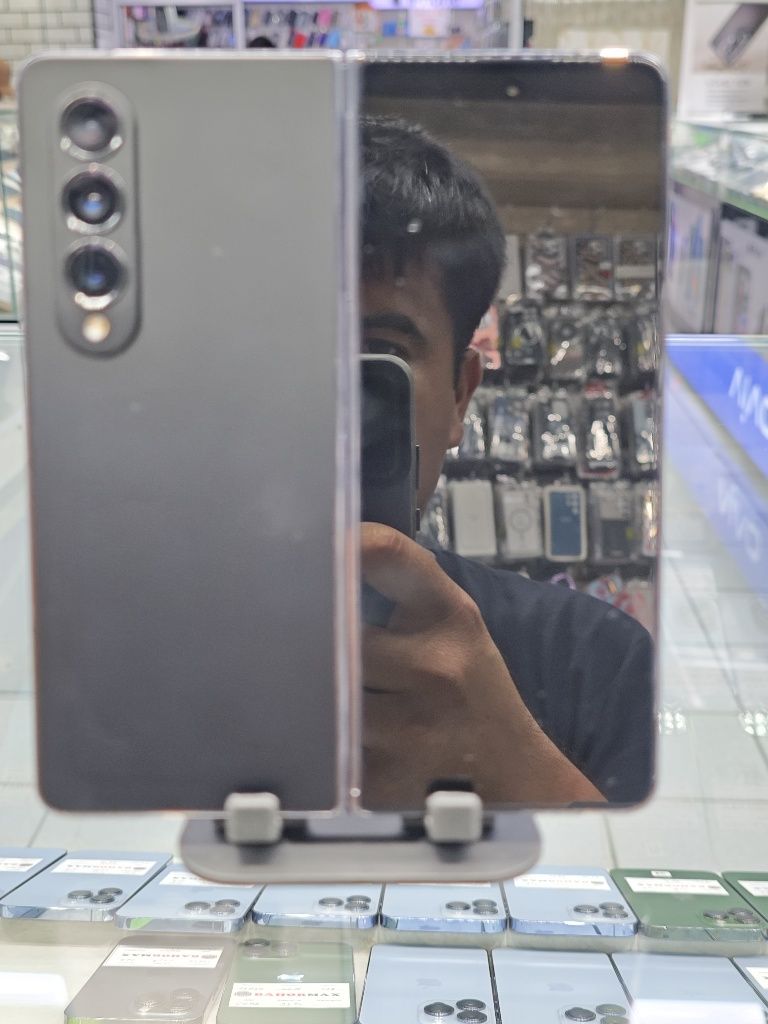 Galaxy Z Fold4 edyal holatda