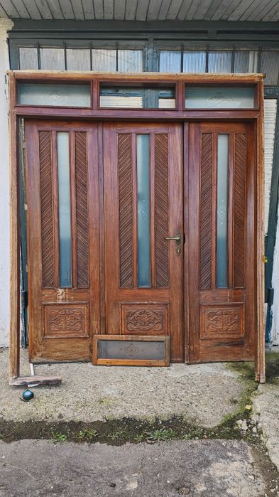 Vând ușa din lemn masiv