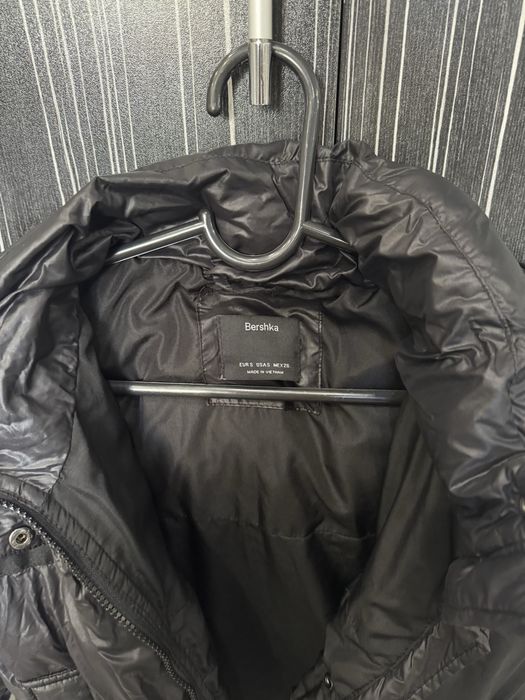 Черно късо яке в черно от Bershka