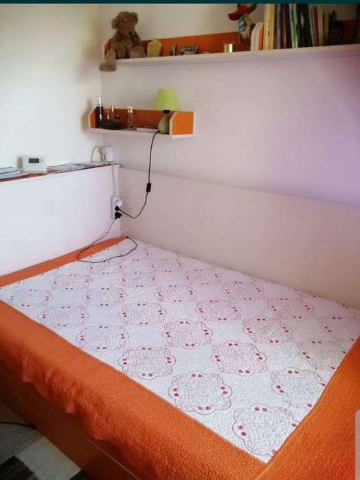 Inchiriez o camera intr-un apartament de 3 camere