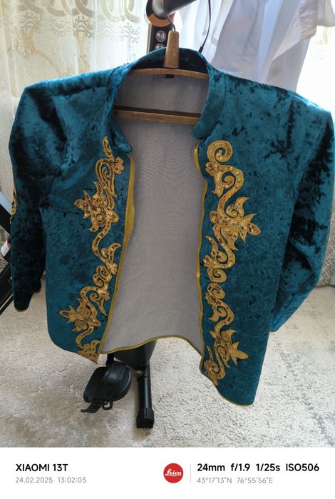 Қазақи нақыштағы пиджак жакеттер.