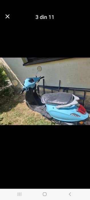 Vând scuter pe benzină