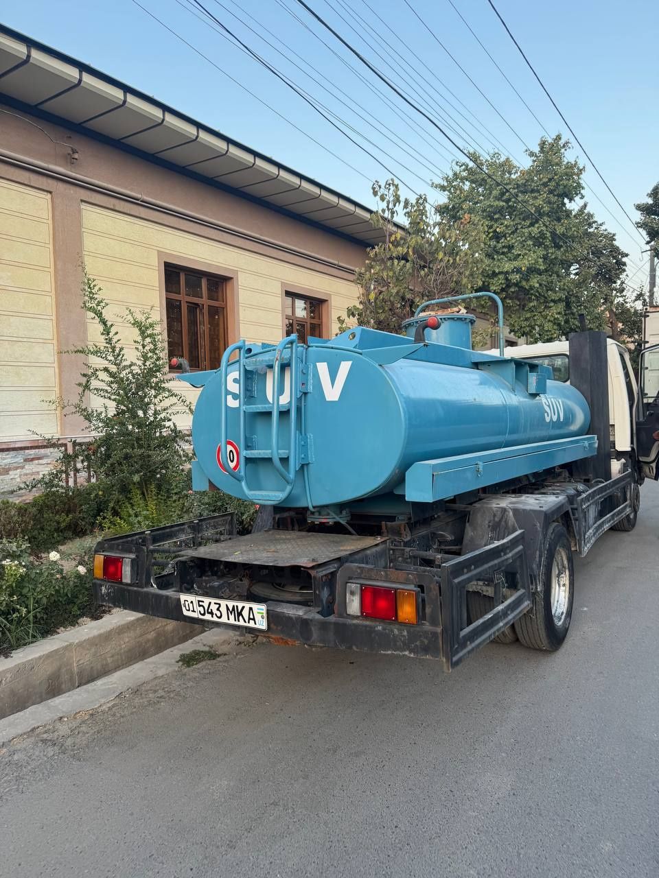Isuzu zavodskoy sisternasi 6 tonna but butun sotiladi