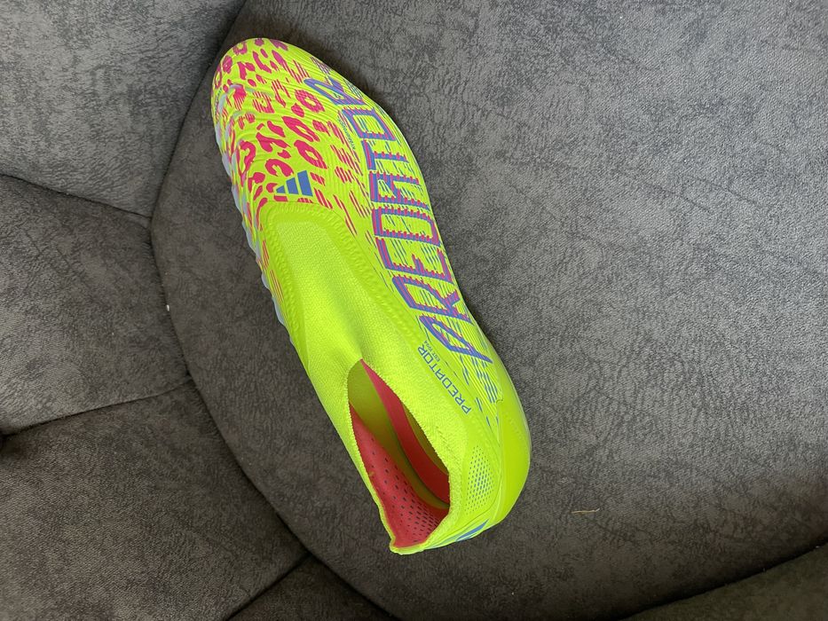 Vand ghete fotbal Adidas predator