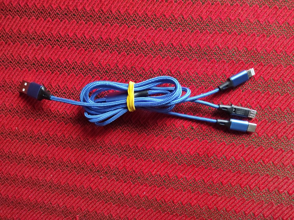 Cablu USB cu trei mufe MiniUSB,  tip C si mufa Iphone.