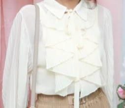 Белая женская блузка