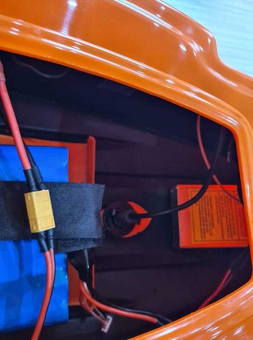 Лодка за захранка с GPS и сонар