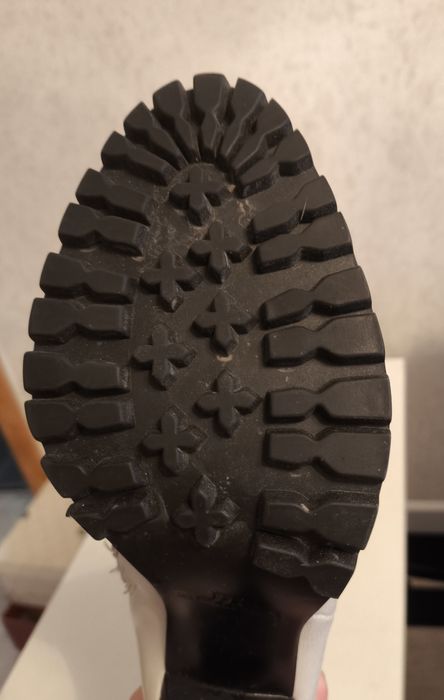 Продам ботинки белые со стразами