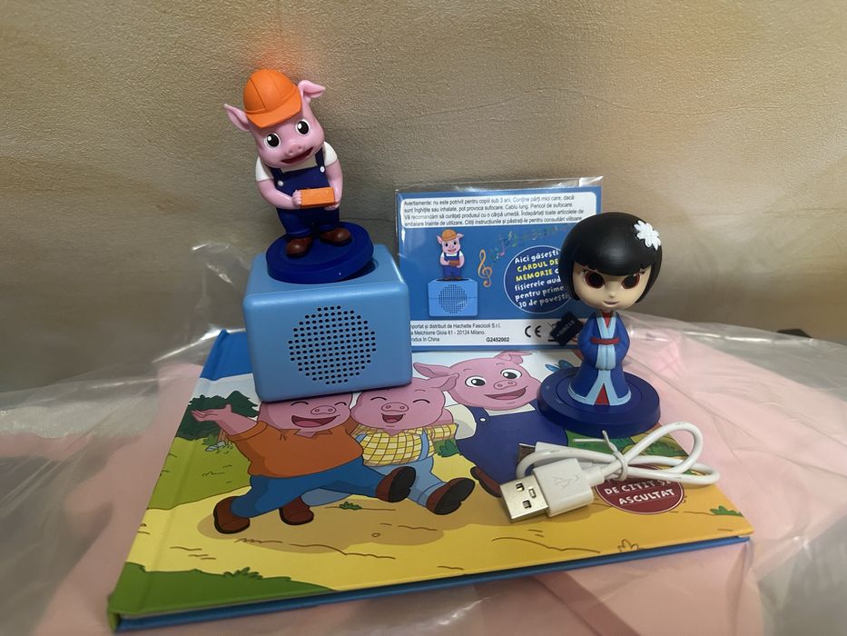 Boxă + 2 figurine + 1 carte + card primele 30 povești + încărcător