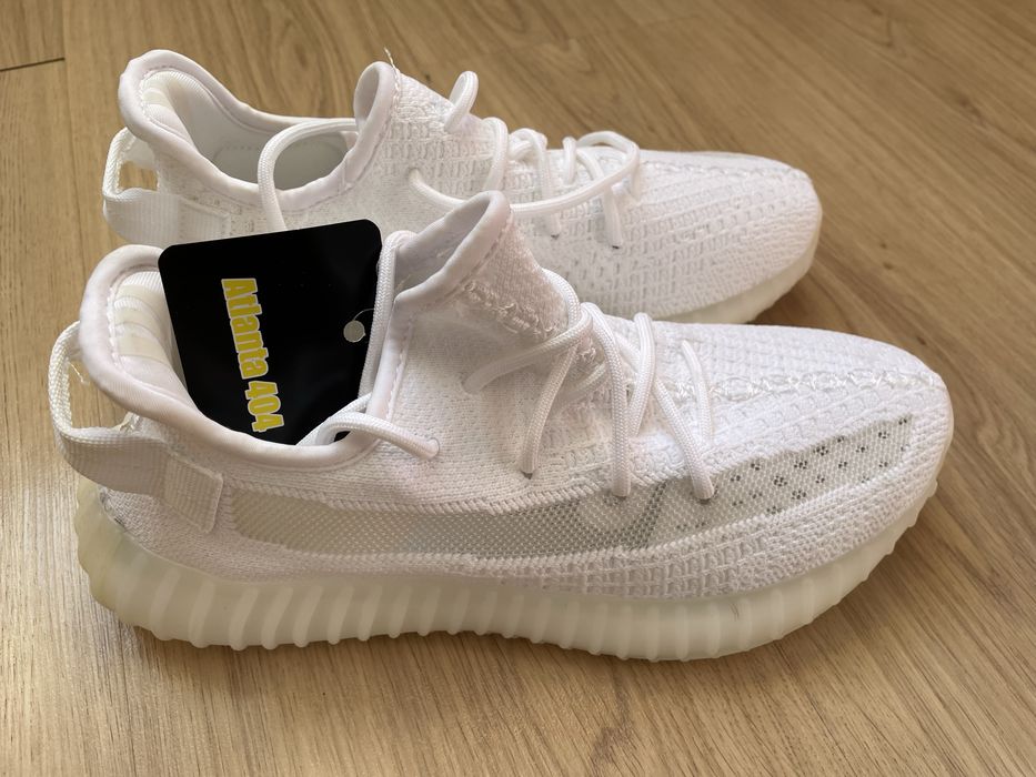 продаю кроссовки Yeezy Boost