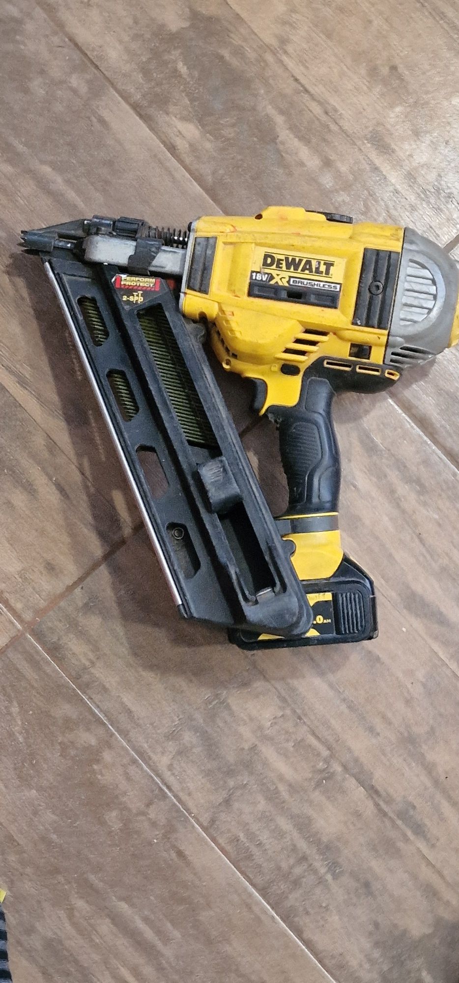 Ciocan pentru batut cuie DEWALT!