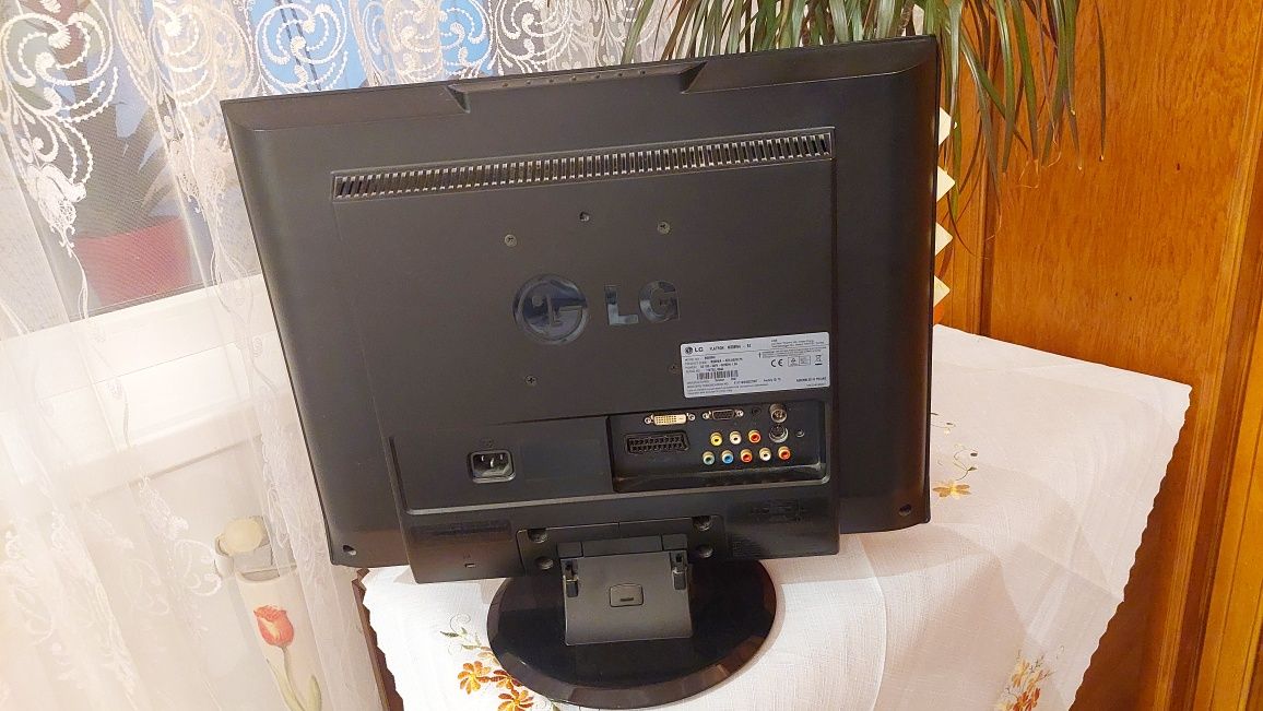 Vând televizor + monitor LG