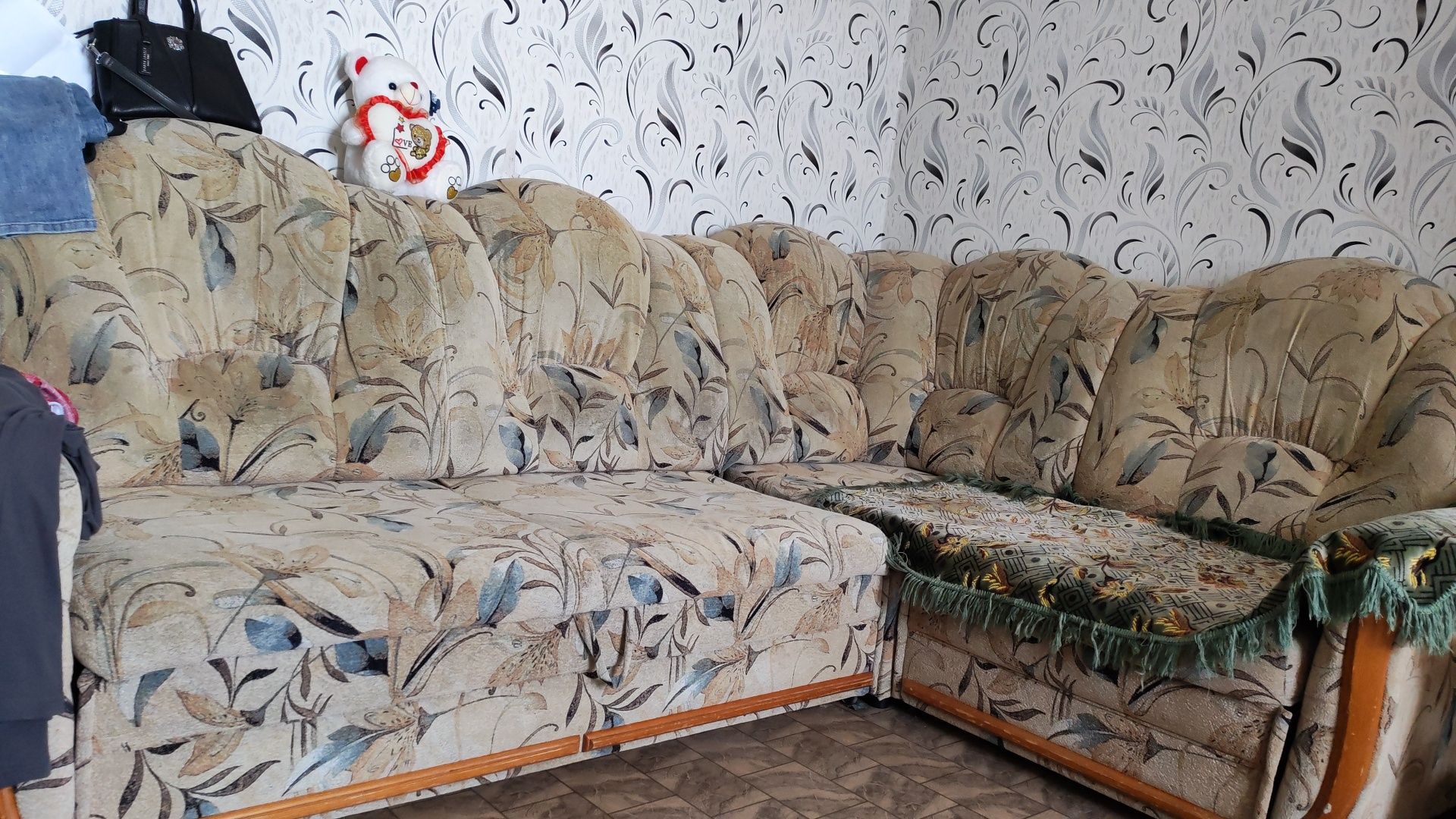 Отдам даром диван и кресло