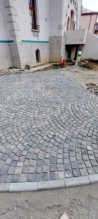 Vindem piatră și montam.