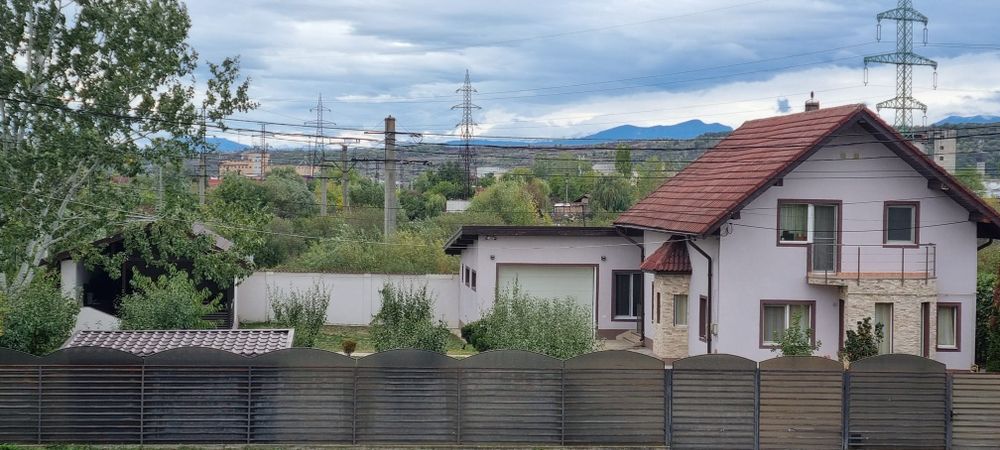 Casa deosebita cu 5 camere, 300 mp utili si 1.200 mp curte amenajat