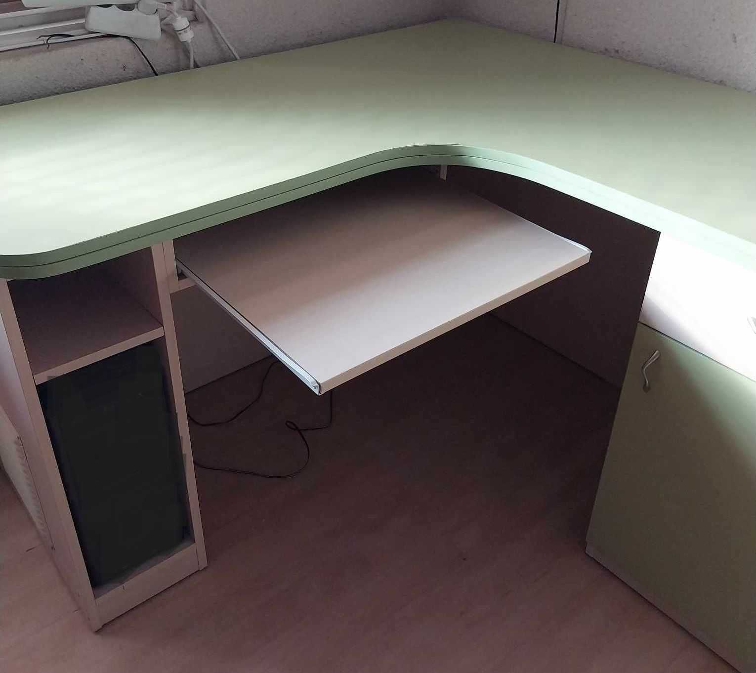 Комплект поръчкови перфектно поддържани: ъглово бюро и единично легло