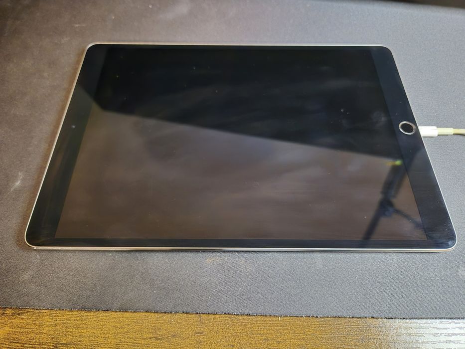 Ipad pro 10.5" (2017) cu Apple pencil, 2 huse, geanta, folie paperlike