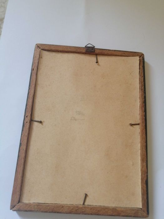 Картичка в рамка и гипсови орнамент с изображението на Сталин.