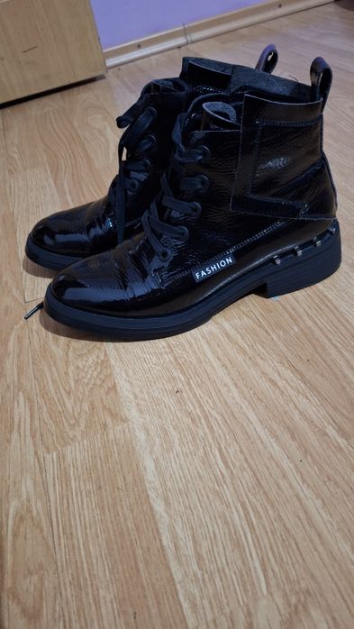 Vînd ghete din piele.