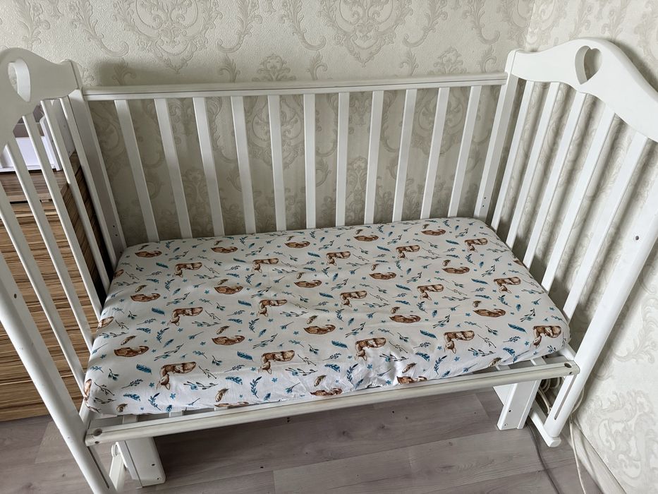 Детская кроватка с маятником и съемной боковиной - состояние отличное!