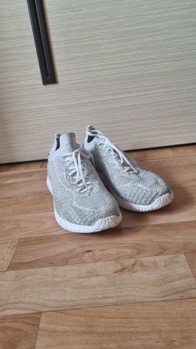 Продам новые кроссовки