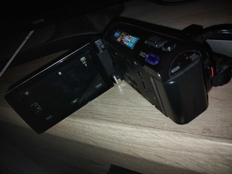 Камера JVC Everio GZ-HM960 Full HD (16GB, 3D) – с малки дефекти