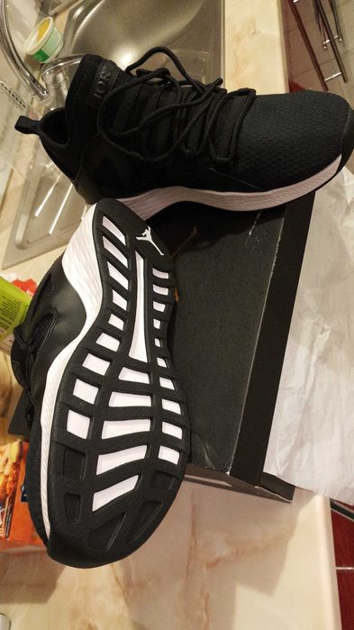 Adidași noi Jordan la jumătate din preț