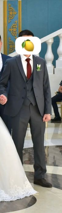 Продаю стильный мужской костюм.