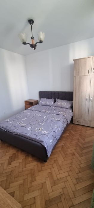 Închiriez apartament cu 2 camere