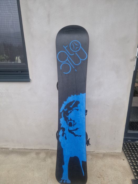Vind placa snowboard Atomic 1,48 cm cu legaturi...in conditii excelent