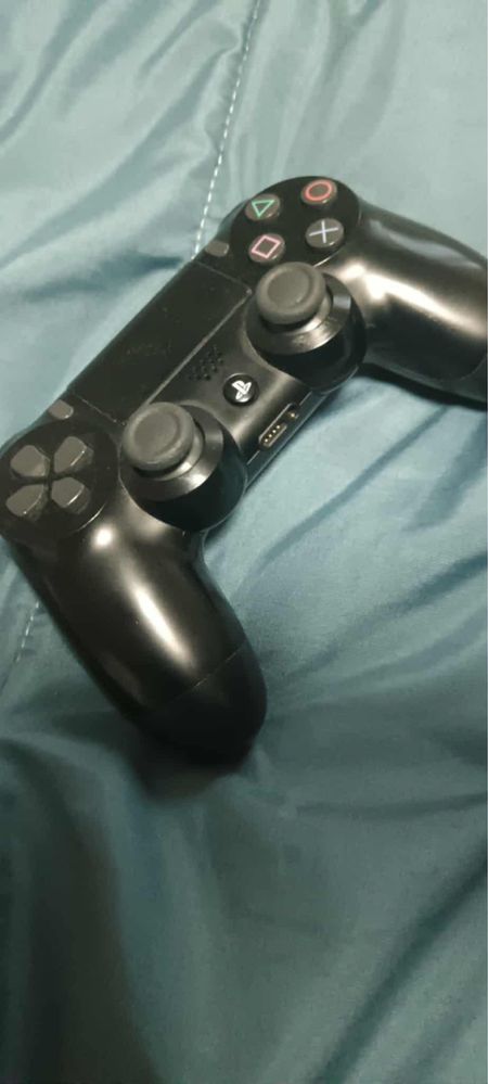 PlayStation 4 с зарядно за два джойстика,джойстик и игри