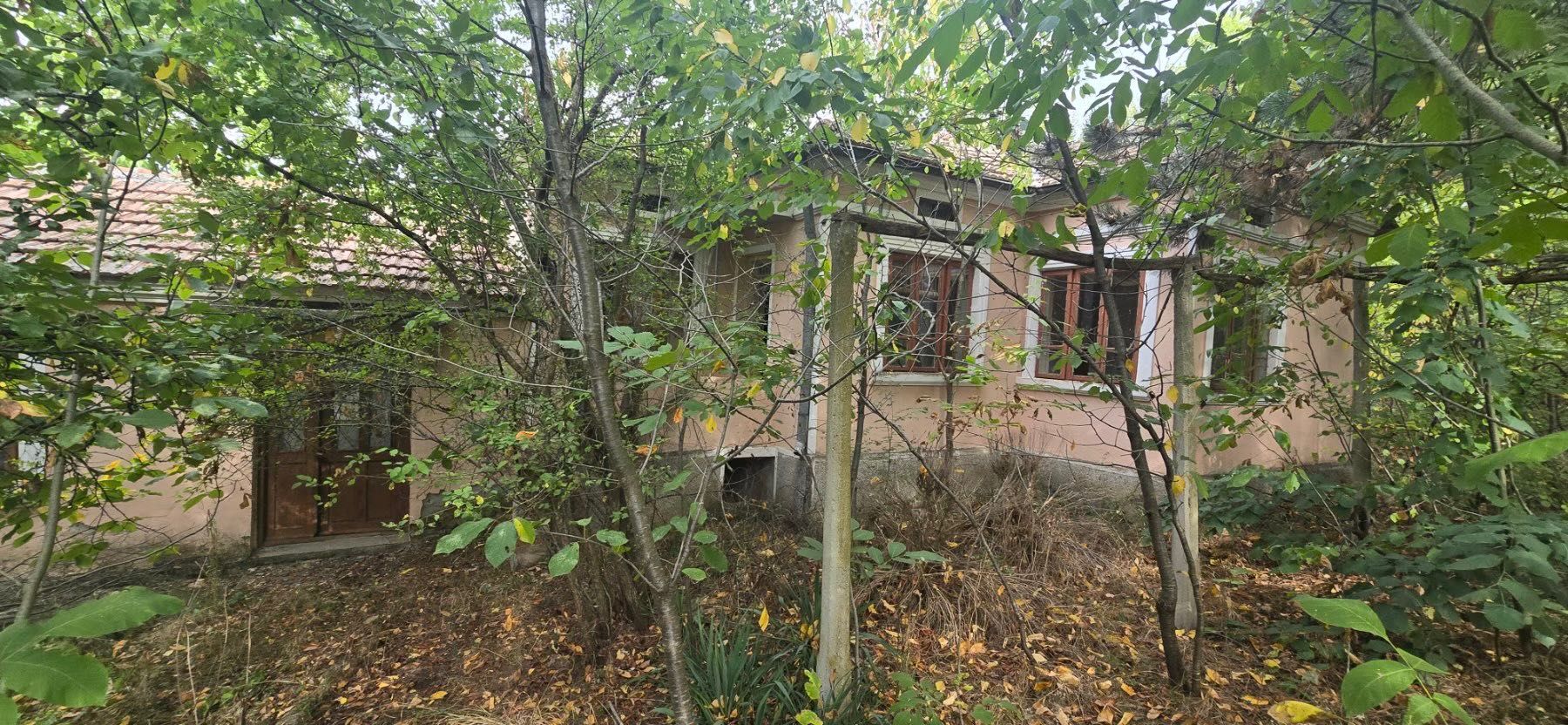 Стара къща с двор