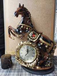 Лошадь с часами сувенир