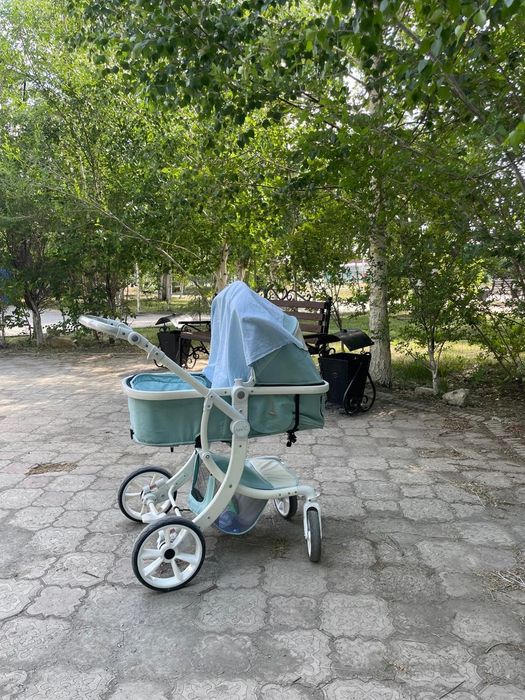 Детская коляска и ходунок