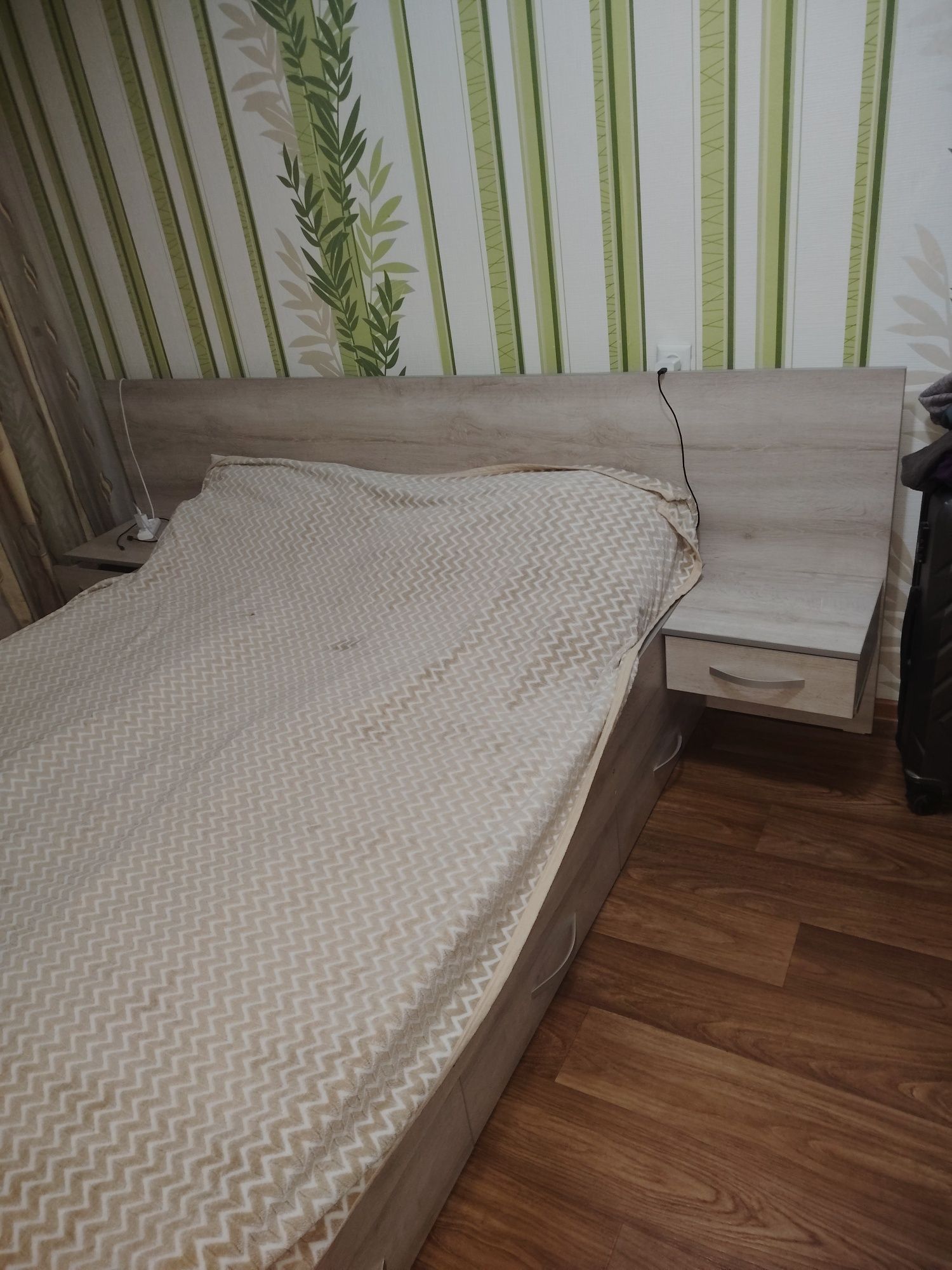 Продам двухспальную кровать.