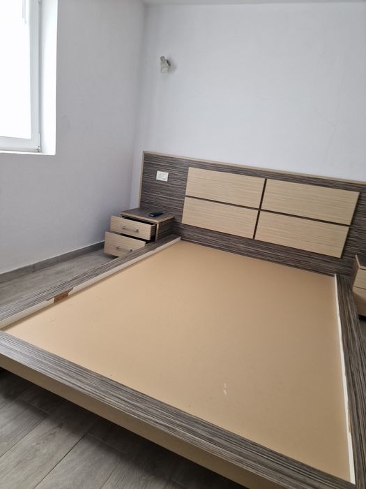 URGENT!!! Vând pat dublu 1400(1600)× 2000 mm cu 2 noptiere.