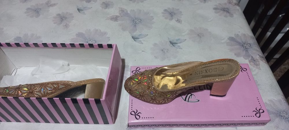 Ayollarni kelinlikda kiyadigan tuflisi sotiladi yangi.