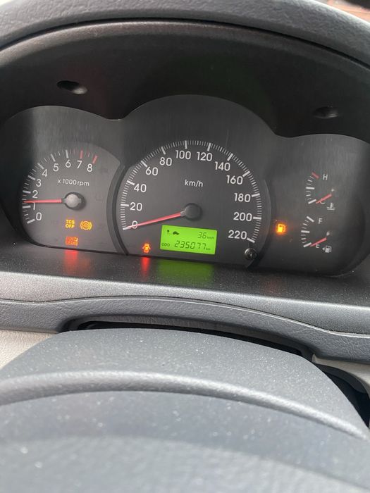 Vand kia cerato an fabricatie 2005 masina functioneaza bine mici defec