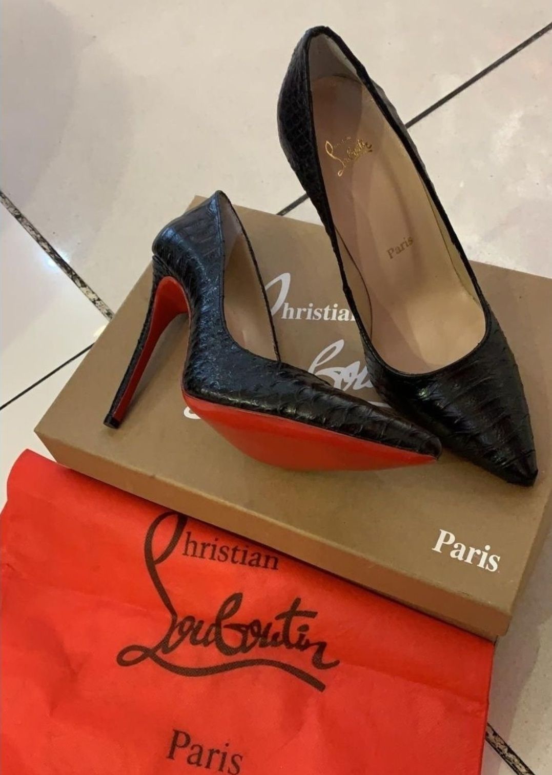 So kate. Louboutin. Piele