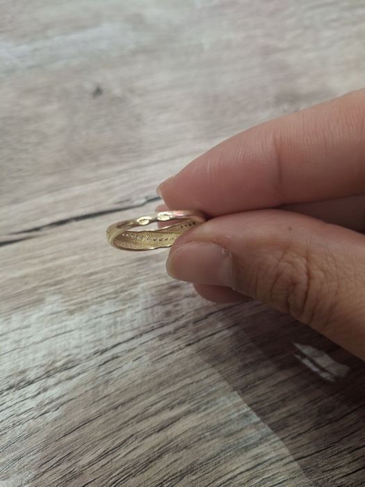 Продам золотое кольцо с фианитами