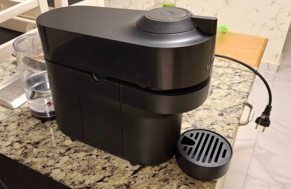 Кафе машина с капсули Nespresso Vertuo Pop black + 19 капсули