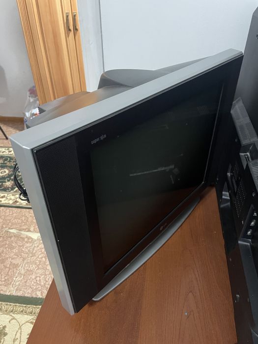 Телевизор маленький LG в рабочем состоянии