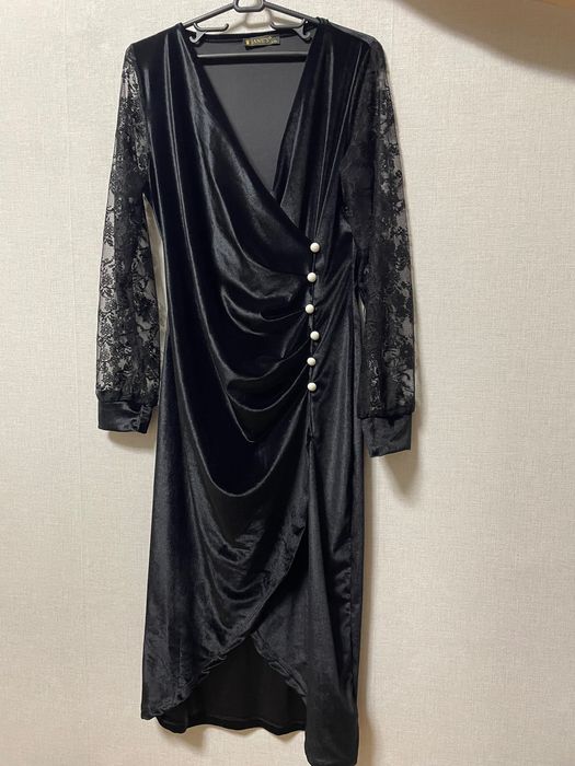 Нова черна рокля с дантелени ръкави