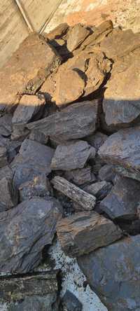 Cărbune lignit sortat manual.