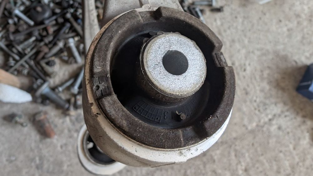 Mercedes w213 горни предни носачи OEM
