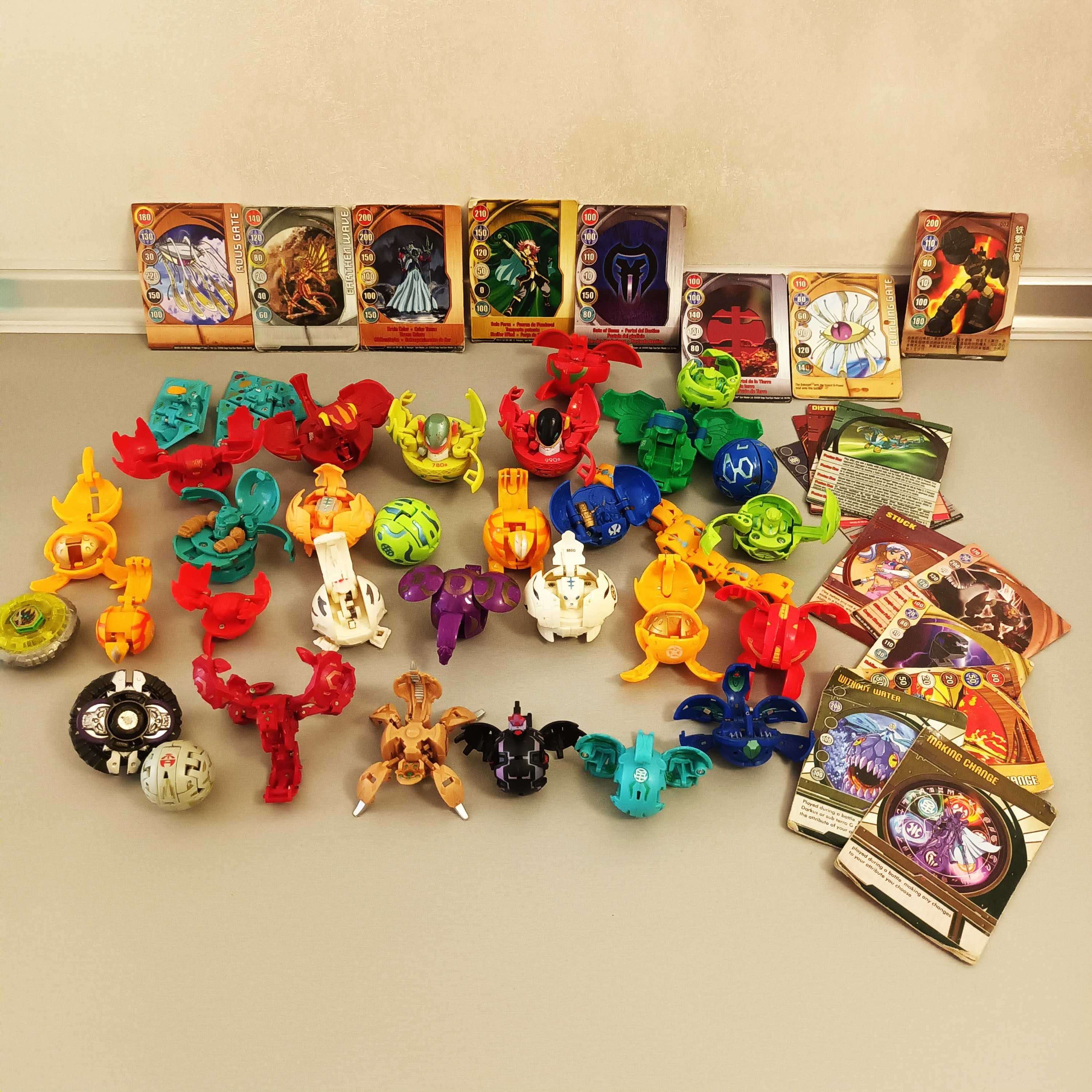 Bakugan 25 бр плюс 10 магнитни карти