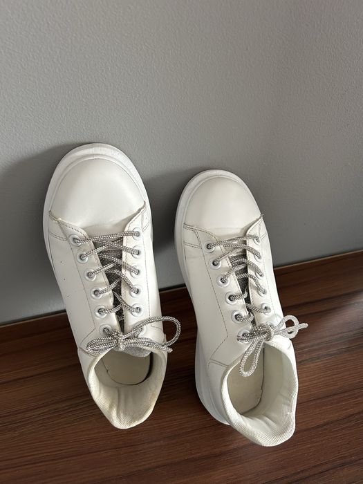 Бели кецове от еко кожа.